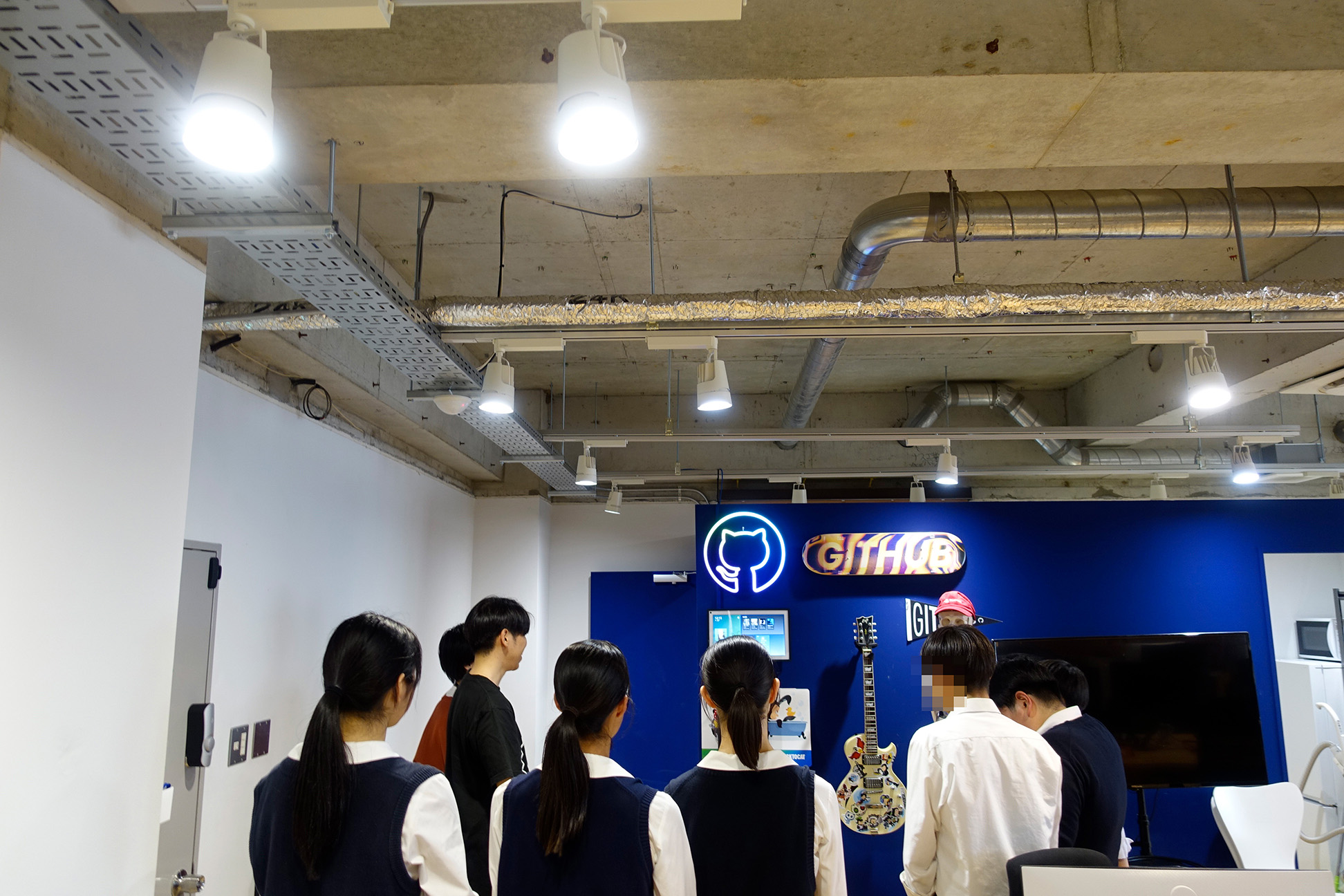 会社の説明を受ける学生たち